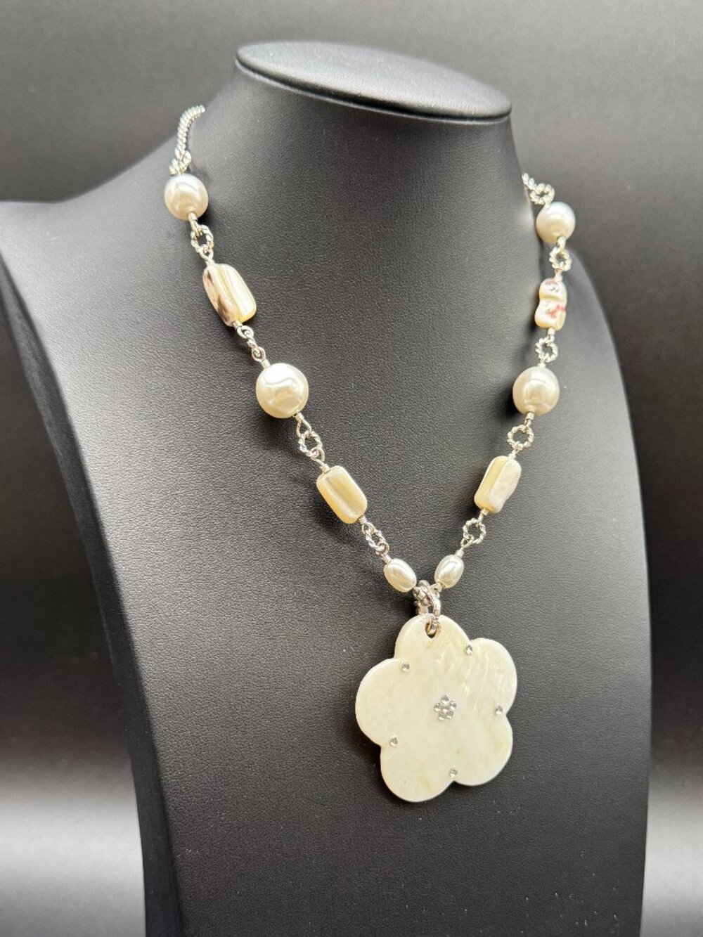 White Shells Necklace Mother of Pearl Flower Pendant Beads Rhinestones 18in